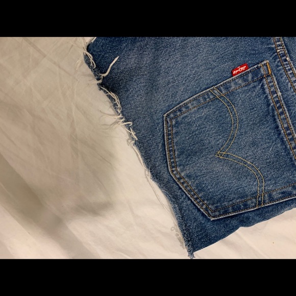 medium-dark wash levi’s jean shorts - Picture 5 of 6